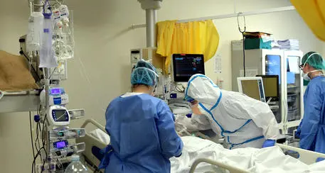 Conseguenze del covid: dopo la terapia intensiva 3 sopravvissuti su 4 non tornano a una vita come prima
