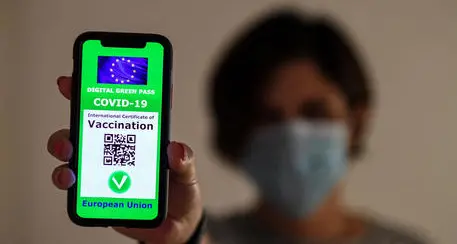 Il ministro Giorgetti: verso l'obbligo di green pass per tutti i lavoratori