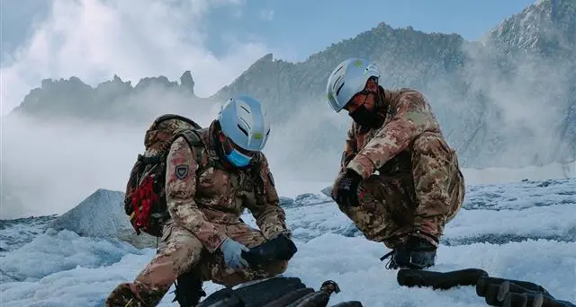 Adamello, il ghiacciaio si ritira, affiorano centinaia di bombe (ma ci pensano gli alpini)