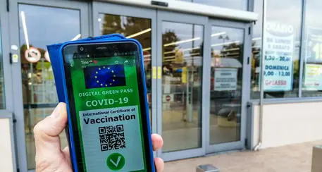 Obbligo di green pass, il governo prepara un decreto unico per i lavoratori del pubblico e del privato