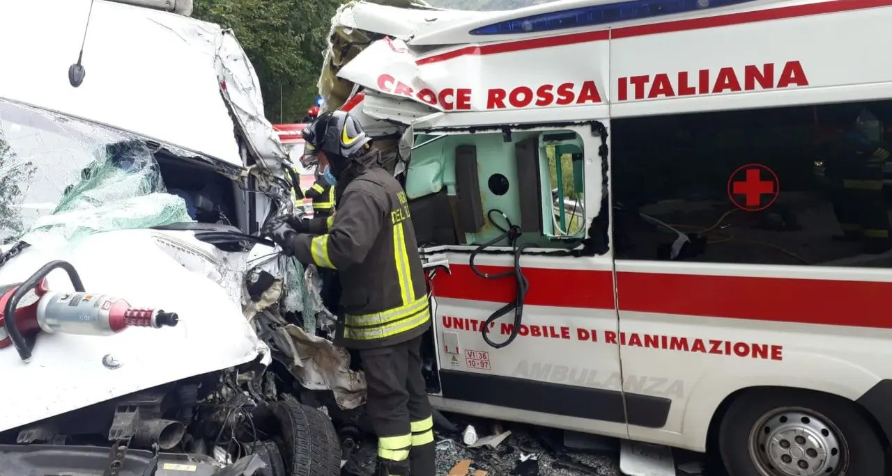 Pedemonte, schianto pauroso: 4 feriti. Sul posto anche i vigili del fuoco di Lavarone e l'elicottero di Trentino Emergenza