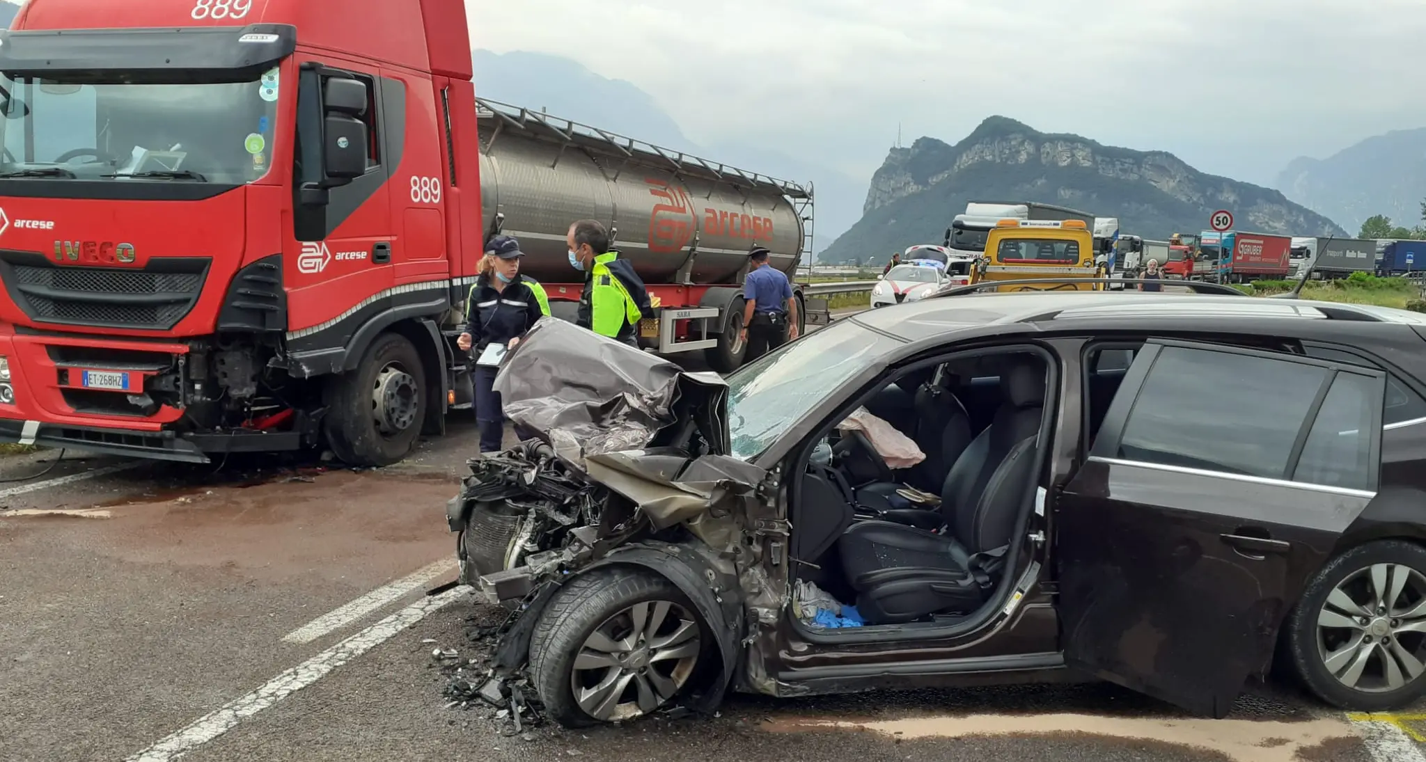 Scontro frontale auto-tir a Bolognano, ferita una donna di 37 anni