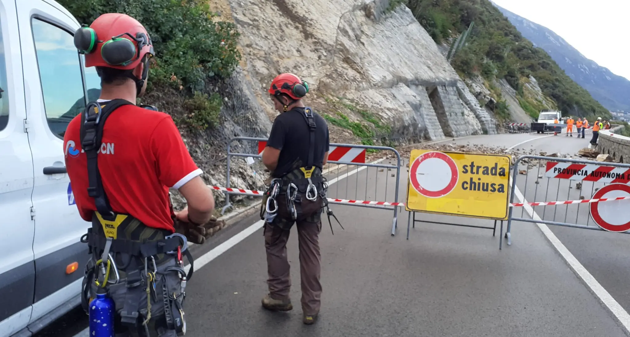 Nuova frana sulla Gardesana orientale in località tempesta: strada chiusa per alcune ore