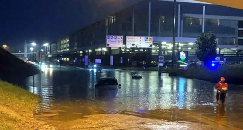 Nubifragio sull'aeroporto di Malpensa, piste e strade allagate con decine di persone intrappolate in auto
