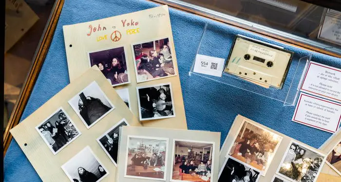 Un pezzo inedito di John Lennon all'asta in Danimarca: fu registrato da 4 studenti nel 1970