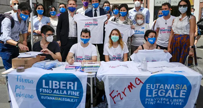 Firme per i referendum, assegno unico e Irap: proroga di un mese per i termini