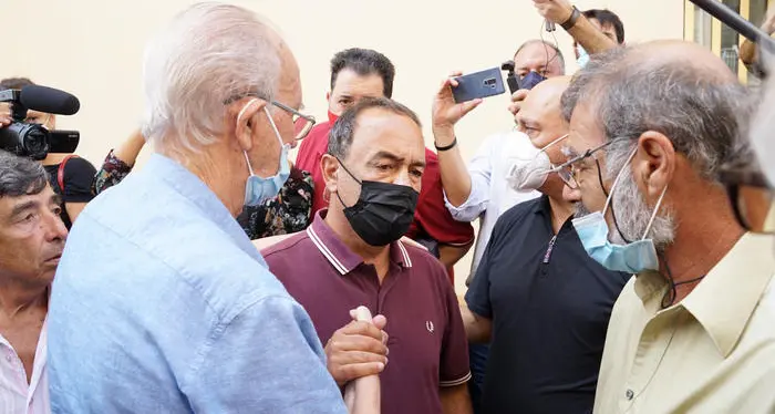 Immigrazione, condannato l'ex sindaco di Riace Mimmo Lucano: molte critiche alla sentenza