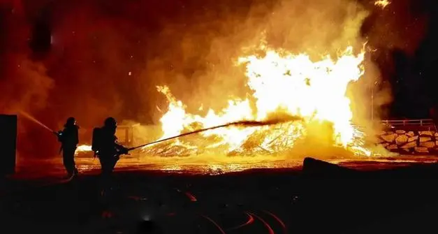 Contatta una donna e chiede denaro inventandosi una raccolta fondi per i vigili del fuoco