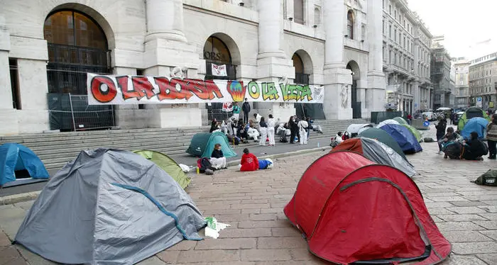 Lotta all'inquinamento, i giovani \"occupano\" piazza Affari con le tende