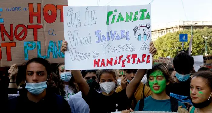 Milano, in 50 mila al corteo per nuove politiche a tutela dell'ambiente