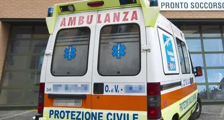 Un uomo si getta dal terzo piano e muore, in casa c'era la moglie senza vita