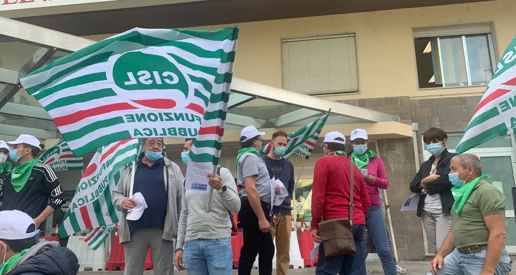 \"Sistema sanitario da potenziare: servono assunzioni e va rinnovato il contratto\": la Cisl manifesta davanti all'ospedale