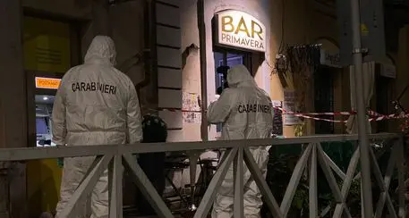 Accoltella a morte una ragazza in un bar e ne ferisce altre due: arrestato un uomo