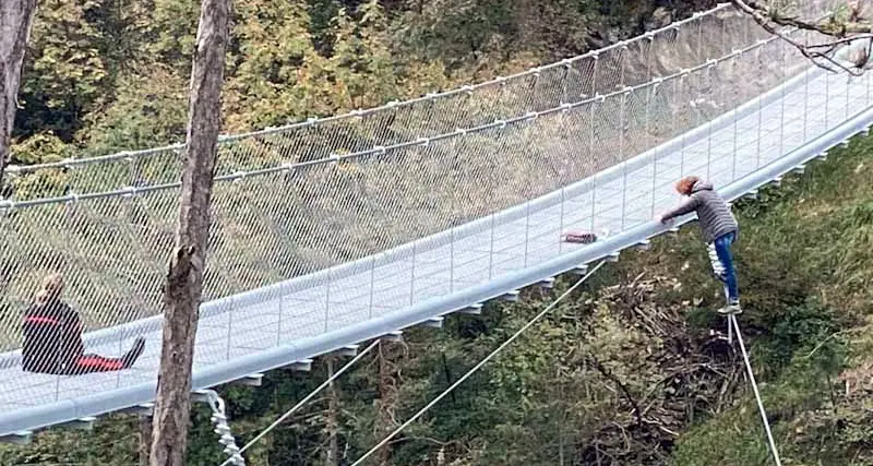 Donna appesa nel vuoto sul ponte tibetano, vuole farla finita: carabiniera le fa cambiare idea dopo 4 ore di colloquio
