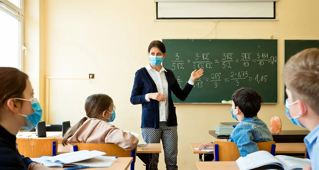 Mascherine in classe, test e quarantene: i genitori criticano la Provincia