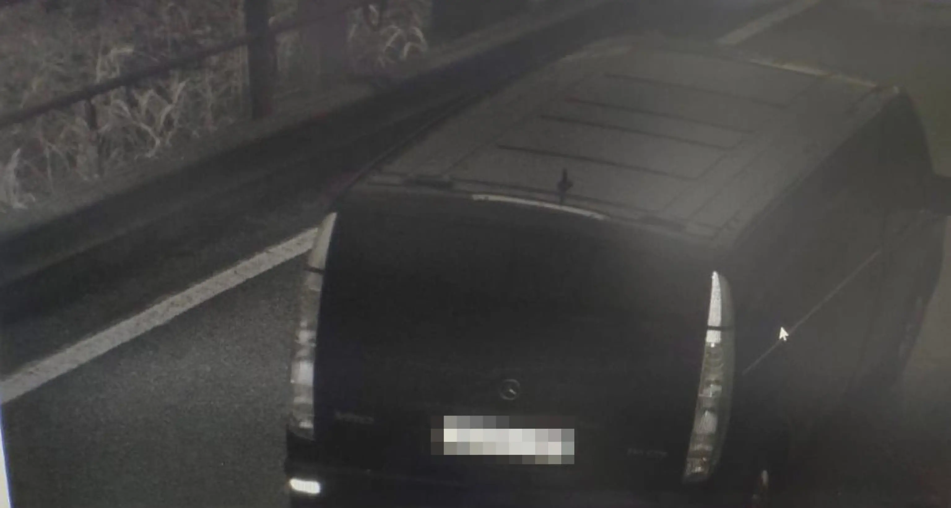 Agguato per strada: strappa il bimbo alla ex moglie e lo porta via in un furgone