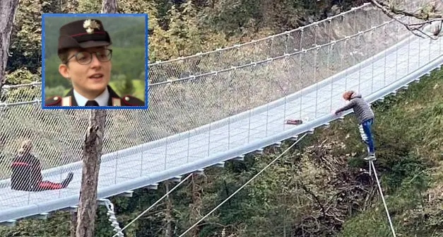 \"Così ho aiutato la donna che voleva lanciarsi nel vuoto\". Parla la carabiniera che ha salvato sul ponte tibetano una madre di tre figli