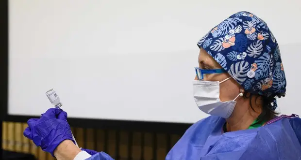 Vienna, se ti vaccini ricevi un buono da 30 euro per il bordello. E in Svizzera si studia un bonus per chi convince un amico