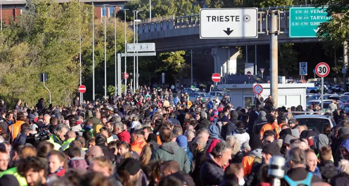Duemila i manifestanti al porto di Trieste, situazioni più tranquille negli altri scali