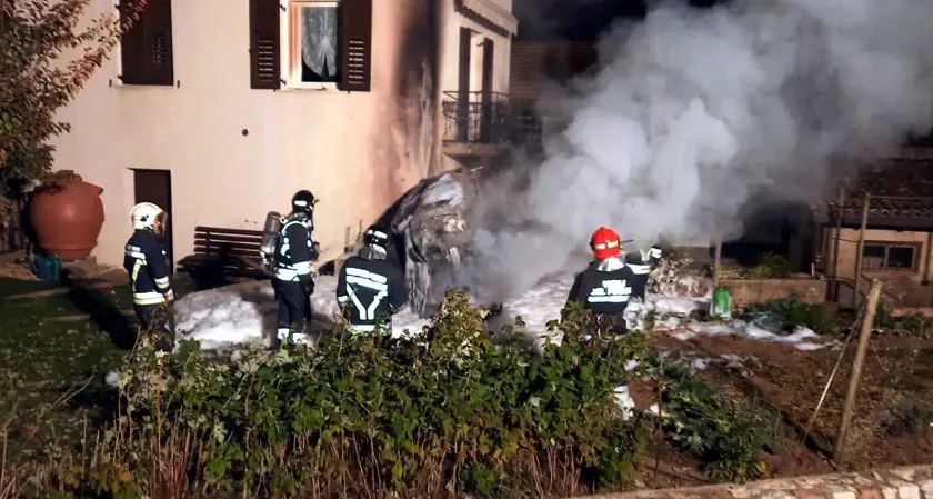 Sarnonico, auto si schianta contro una casa e prende fuoco: muore il guidatore