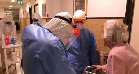 Covid, focolaio in una rsa di Trento (solo sintomi lievi per due persone): sospese le visite dei familiari