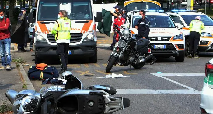 Parcheggiò in sosta vietata vicino al semaforo, ora risponde di omicidio: in quell'incrocio un'altra vettura travolse un giovane motociclista