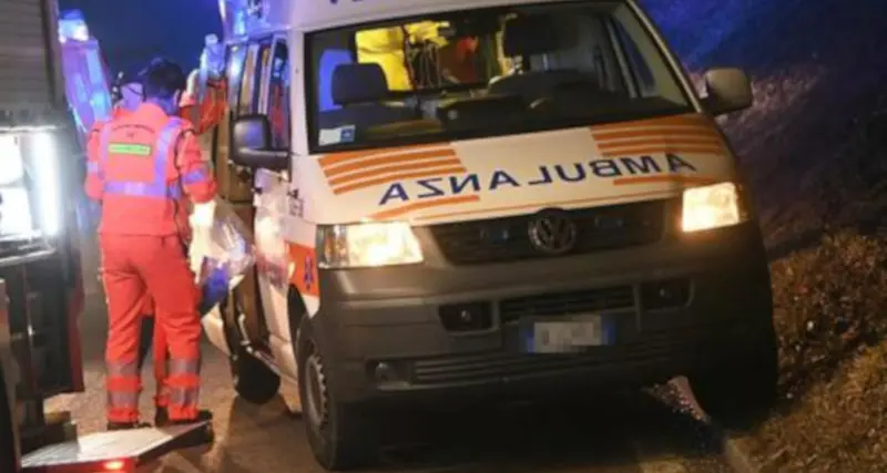 Con l'auto precipita su una casa: muore un settantenne