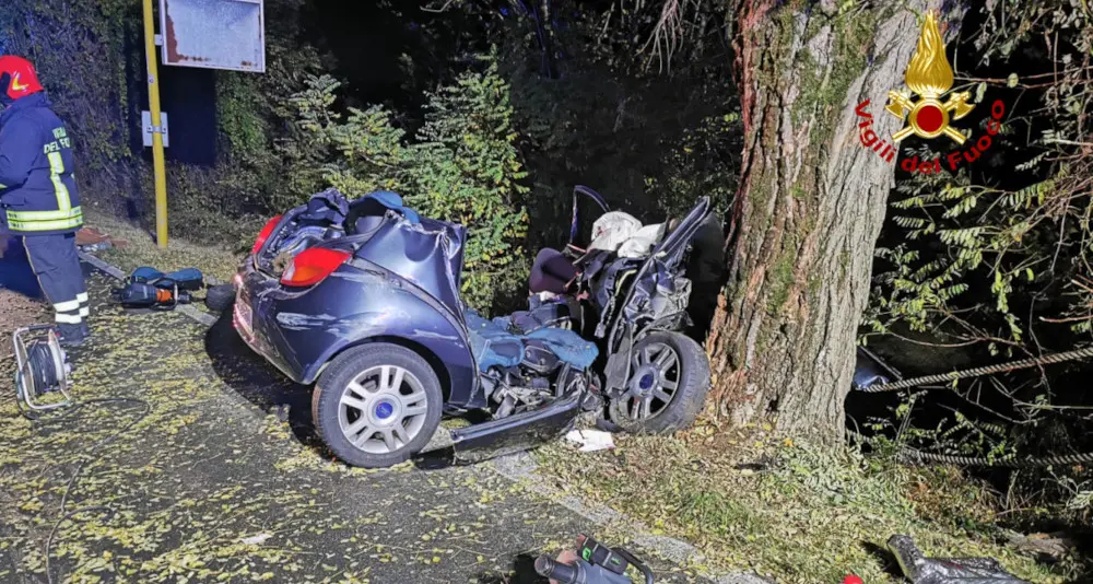 I tre ragazzi morti nell'auto finita contro un albero, sotto shock la comunità di Rovigo