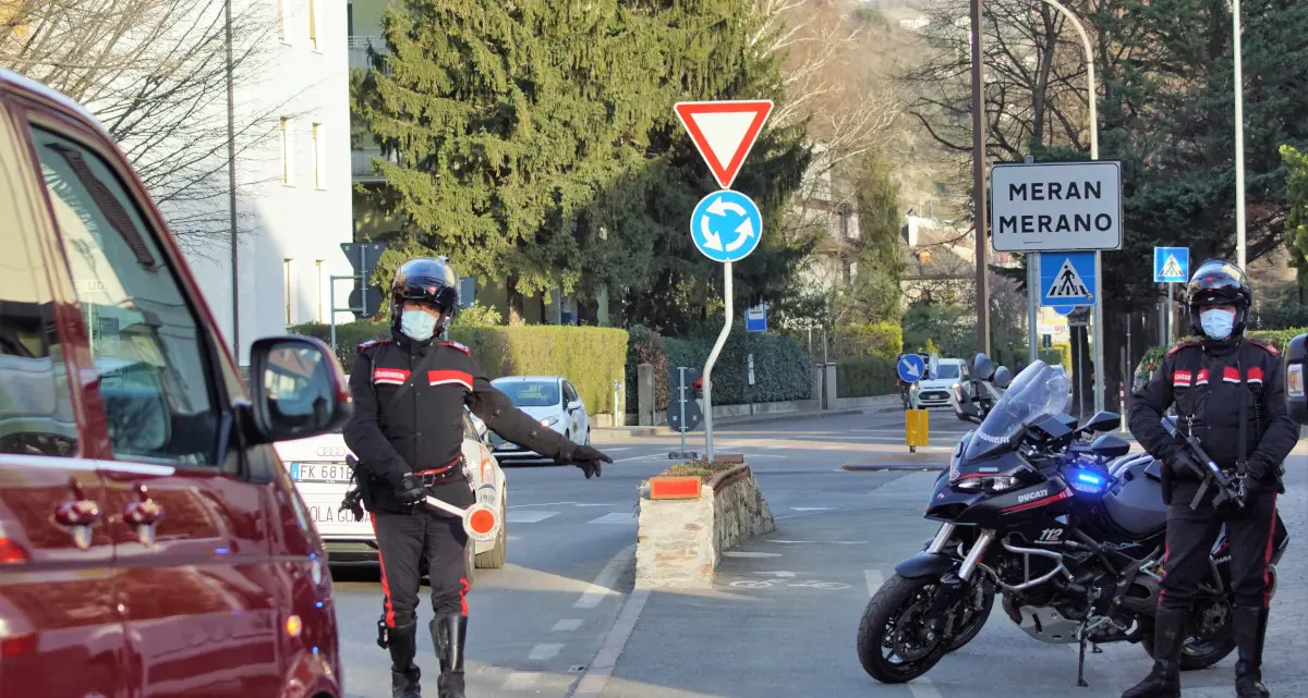 Scassinano la porta del B&B e rubano 850 euro di un turista: arrestate due giovani sorelle