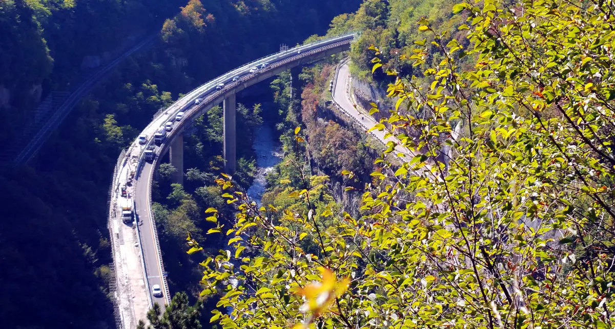 Due settimane di disagi dalle 20 alle 5 sulla Valsugana: chiusi il tunnel di Martignano e viadotto e galleria ai Crozi