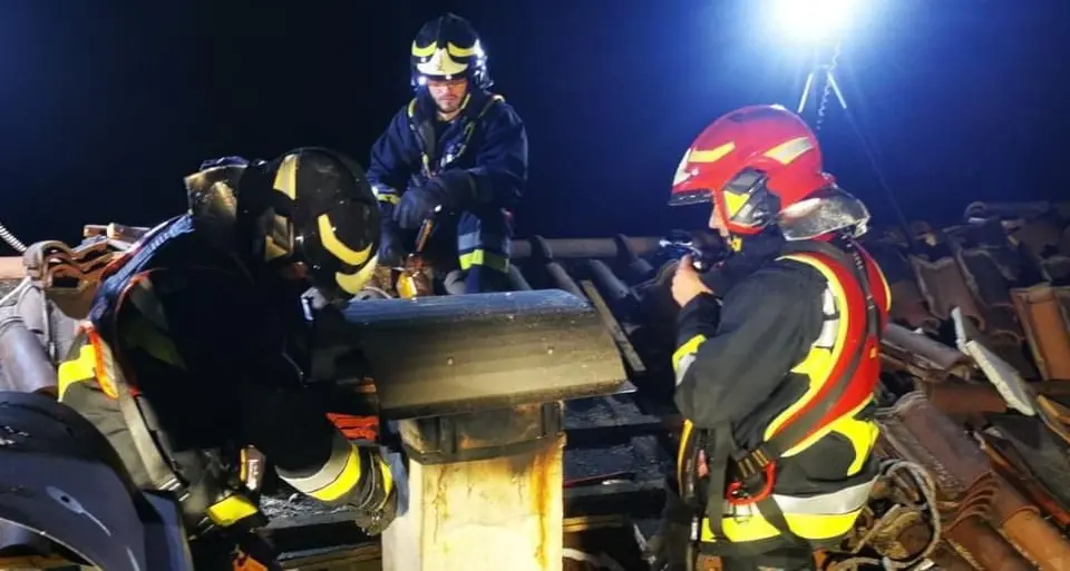 Canne fumarie in fiamme, due interventi dei vigili del fuoco per evitare l'espandersi dei roghi