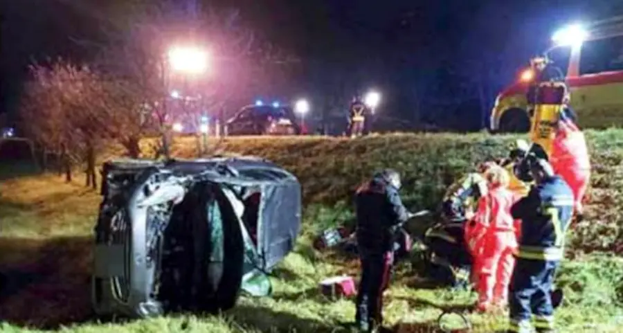 Condino, auto fuori strada si ribalta nella scarpata: gravissima una ragazza