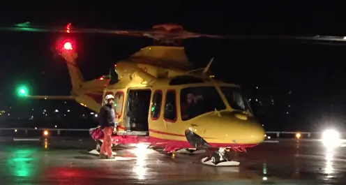 Schianto nella notte, auto fuori strada: due ragazzi feriti e ricoverati in ospedale