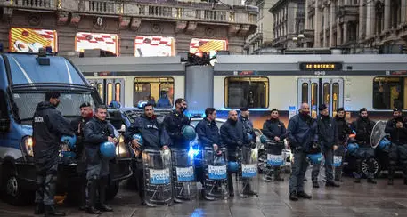 Manifestazioni no green pass, forze dell'ordine in allerta a Roma e Milano dopo il divieto dei cortei