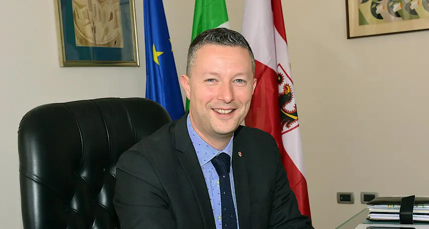 La giunta provinciale: «Aumentiamo lo stipendio ai sindaci». Gottardi: oggi indennità inadeguate a fronte di grandi responsabilità