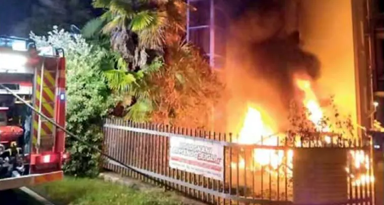 Seconda automobile in fiamme nel giro di tre giorni: stavolta gran lavoro per i vigili del fuoco a San Tomaso