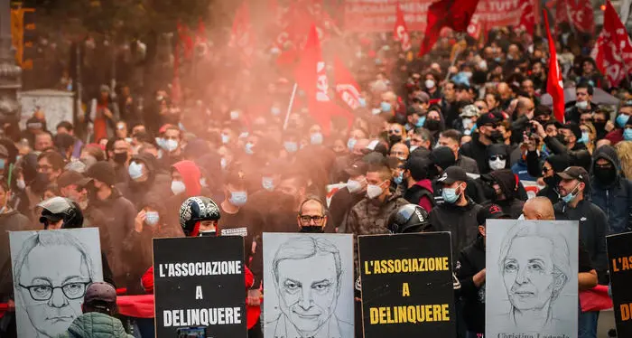 No vax, perquisizioni in 16 città: nel mirino della chat negazionista anche il premier Draghi