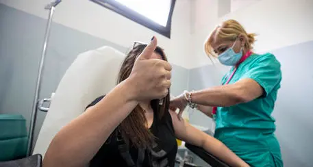 Covid, a Bolzano l'appello alle donne in gravidanza: \"Rischiate di più, andate a vaccinarvi\"