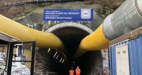 Ferrovia, la perforatrice ha raggiunto il confine al Brennero: scavati 14 chilometri di tunnel sotto la montagna