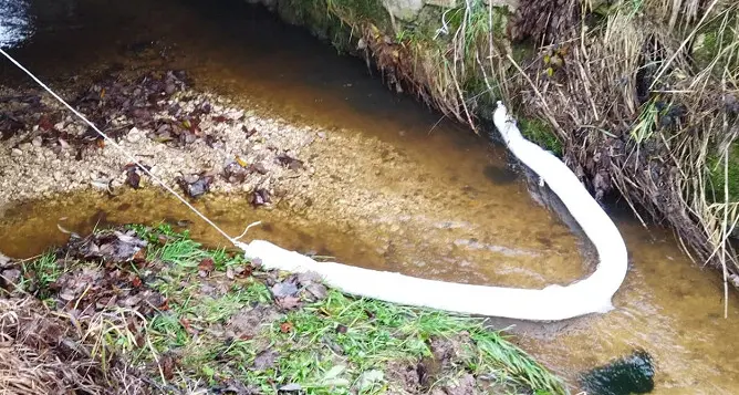 Cavareno, inquinamento da liquami nel rio Moscabio: gran lavoro per i vigili del fuoco