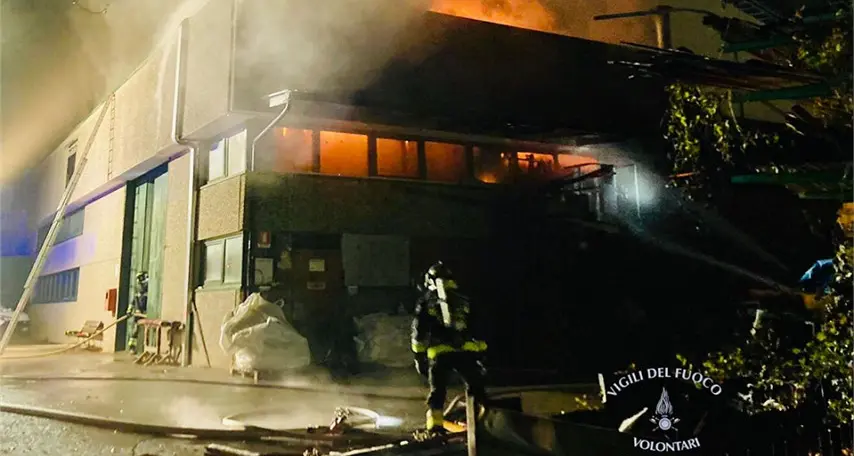 Fiamme in una falegnameria, gran lavoro per i vigili del fuoco