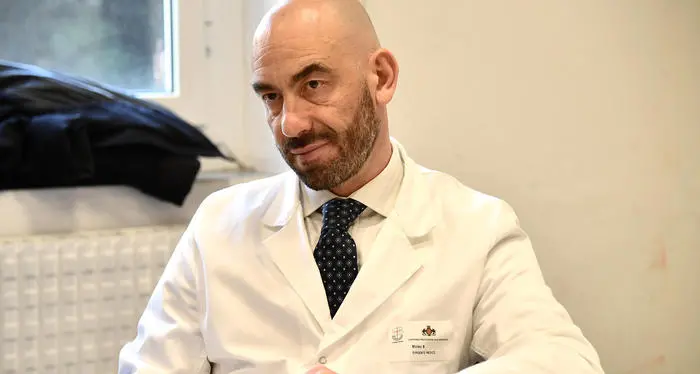 Insulti all'infettivologo Bassetti: si indaga su 9 persone, perquisizione anche per un no vax in Trentino