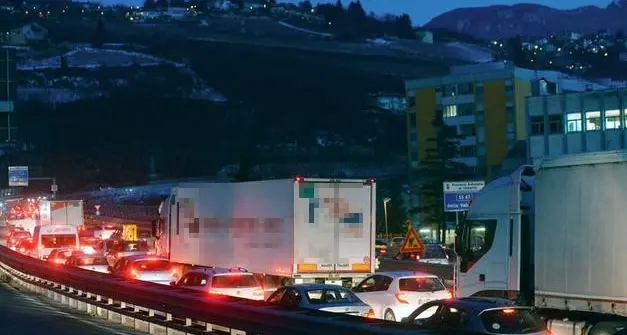 Le chiusure serali sulla Valsugana, ieri sera lunghe code a Trento: nel mirino il semaforo di via Bassano