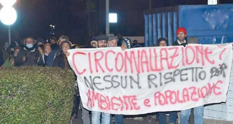 Trivella a Mattarello, protesta no tav: al buio ma rumorosa