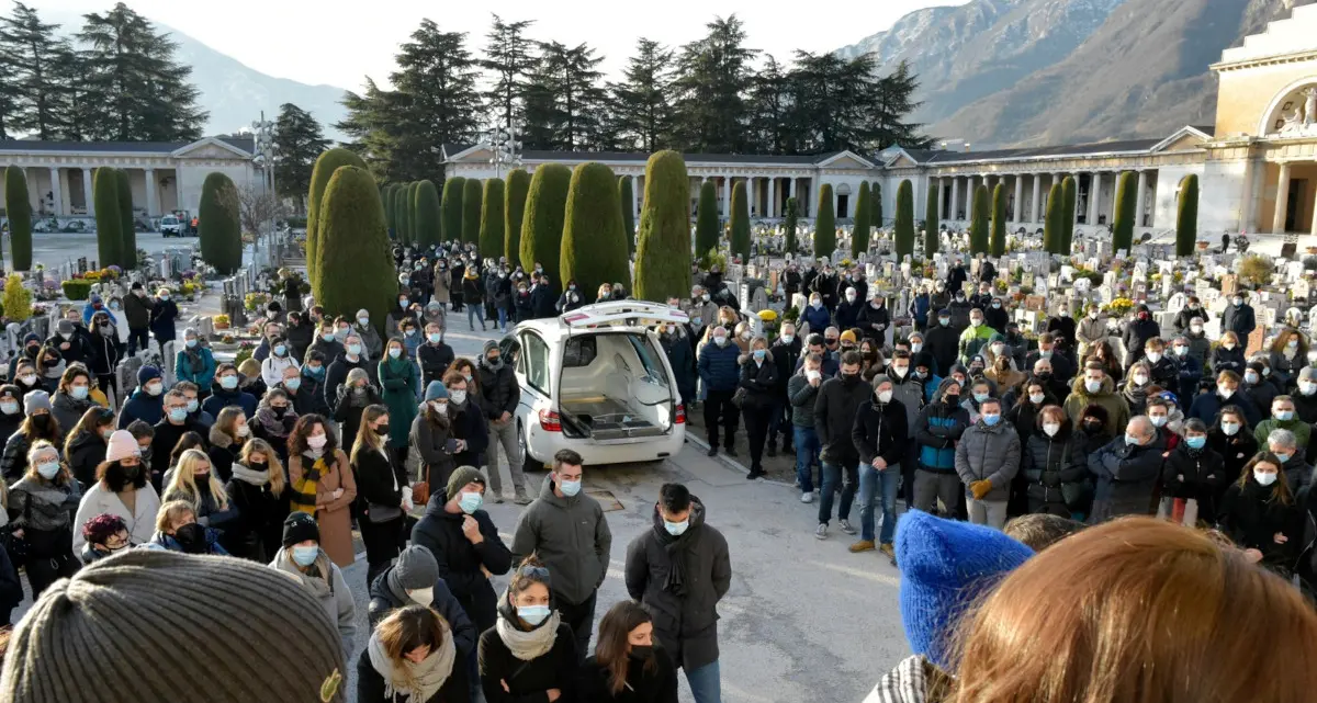 Una folla in lacrime, con molti giovani, per l'ultimo abbraccio ad Alessia Andreatta, morta nell'incidente in Autobrennero