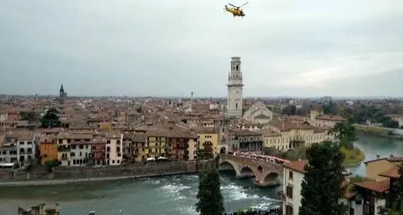 Ragazzino cade nell'Adige a Verona, salvato dall'elicottero e dai sommozzatori dei vigili del fuoco di Trento