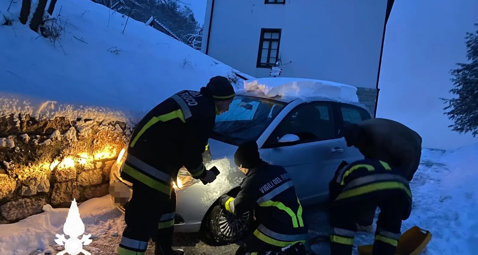Temperature gelide e strade ghiacciate dopo le nevicate: invito alla prudenza