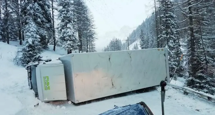 Dolomiti, un tir si ribalta al passo San Pellegrino: strada bloccata sul versante bellunese