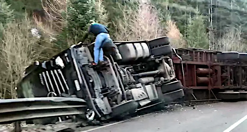 Tir si ribalta sulla strada di passo San Lugano: autista illeso, disagi al traffico
