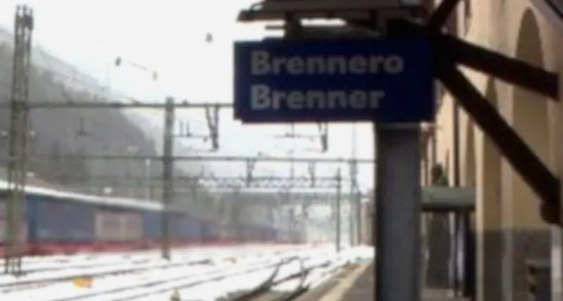 Due migranti investiti e uccisi da un treno al Brennero: entravano in Italia camminando sui binari